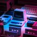 Alte Spielekonsolen und Computer lila beleuchtet